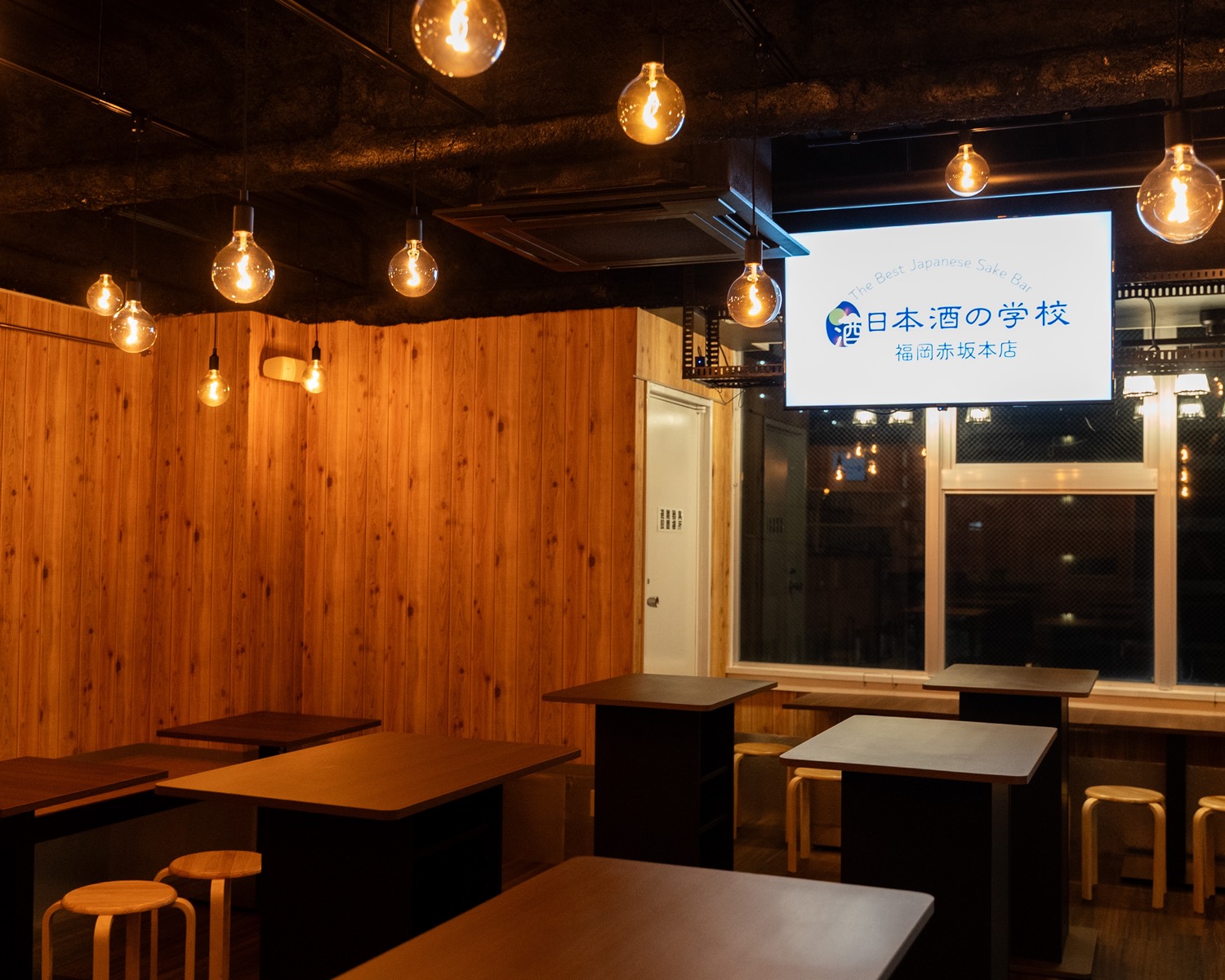 夜の店内